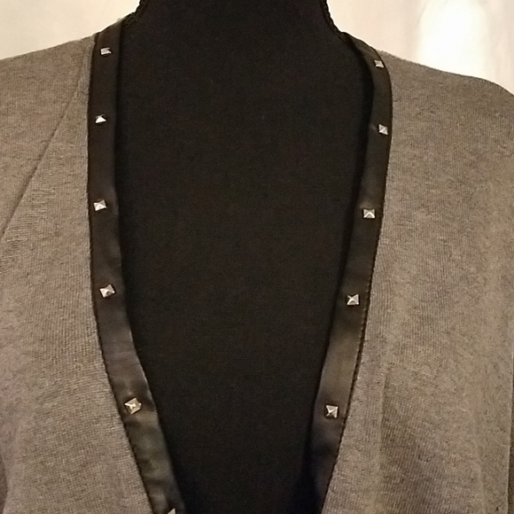 Gray cardigan with a black trim. - Picture 5 of 6